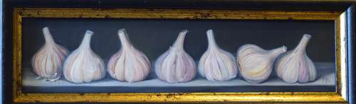 7 heads of garlic on a table