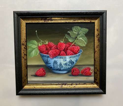 Raspberries in a bowl