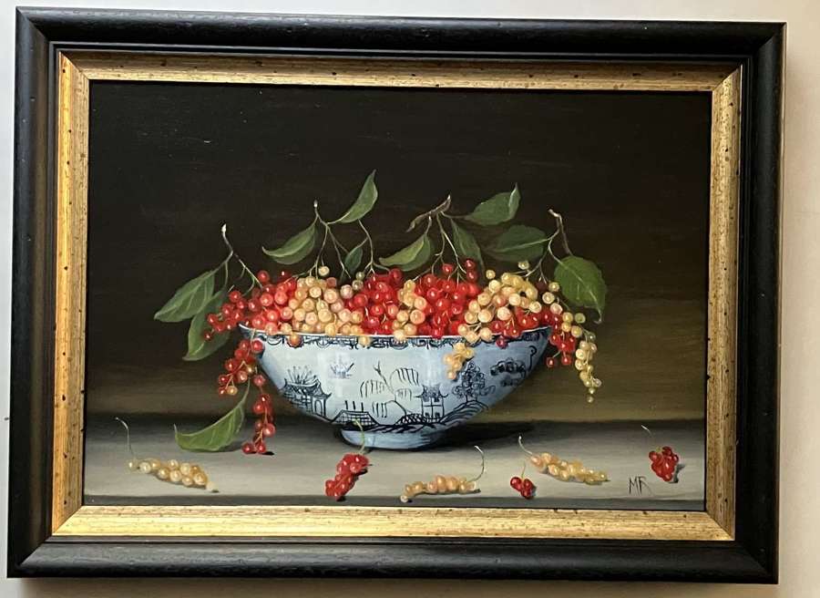 Red and white currants in a bowl