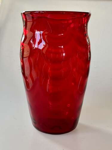 Large ruby wave ribbed vase